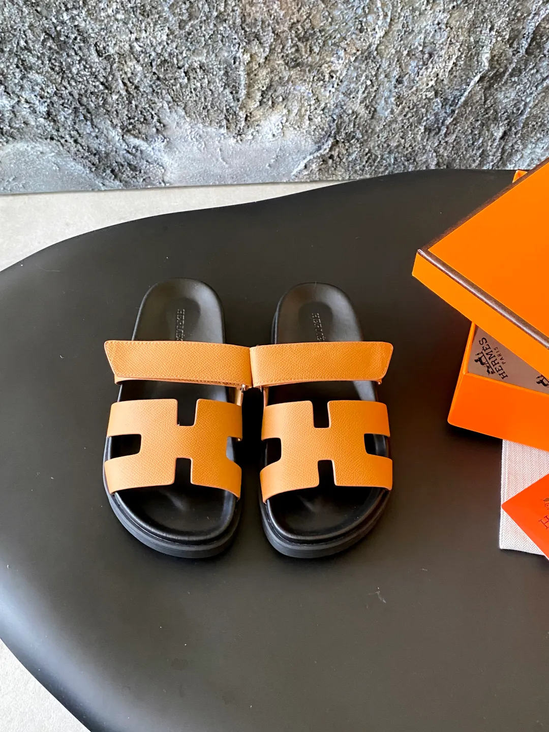 👟👟Ex-factory price 420👟👟 Men's size +10 𝐇𝐄𝐑𝐌𝐄𝐒Hermès slippers A must-have for summer🌞light luxury genuine leather slippers✨ dopamine slippers, add a touch of luxury to your summer💃! This pair of Erjiu slippers is made of original cowhide, with fine texture and good breathability, allowing you to wear them comfortably while keeping your feet fresh. The black and white tassel style is simple yet fashionable. The Velcro design makes it easy to adjust the tightness, making every step comfortable. Whether you go out for daily use or wear it for leisure at home, it can be used perfectly🏡👣. Moreover, this pair of slippers is not only suitable for girls, but boys can also find the right size! In the hot summer, let this pair of sandals become your foot savior. Code number: 35---44 (45 can be customized without return or exchange)